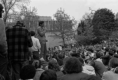 Students gather for an anti-war rally at the University of Washington campus in 1970. Seattle Post-Intelligencer Collection, MOHAI.