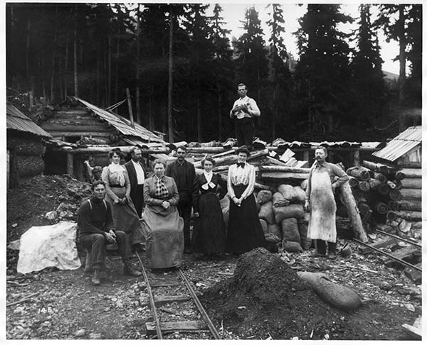 May Arkwright Hutton, in plaid tie, struck it rich in an Idaho silver mine  and used the funds to carry the message of women’s suffrage to eastern Washington voters. Courtesy  Barnard Stockbridge Photograph Collection, University of Idaho.