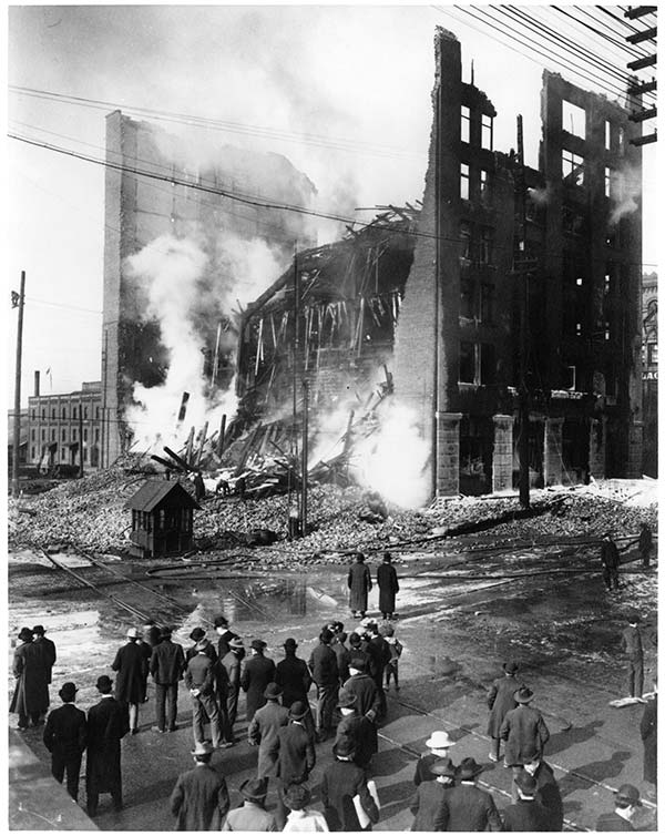 A crowd gathers to watch the fire in downtown Seattle, 1889. Courtesy Historical Photography Collections, University of Washington Libraries.