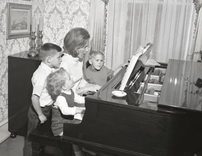 Mom leads a sing-a-long in 1967. Washington State Archives