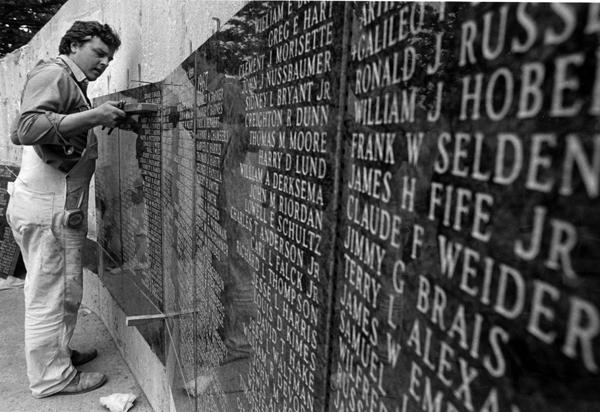 1AR-SOS-VietnamWall-93-A-131-vets-87005-00-022