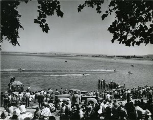 Boat race on Columbia River Boat race on Columbia River