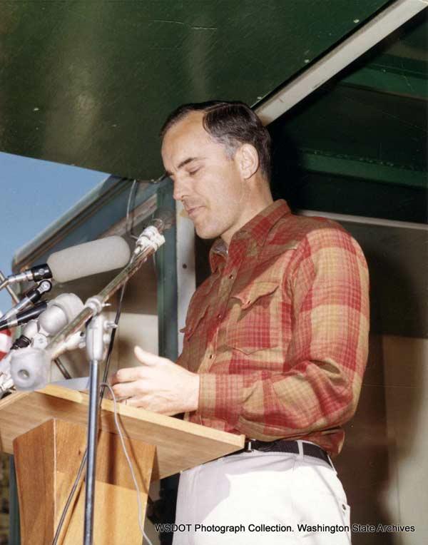 Gov.-Evans-at-1968-N.-Cascades-Highway-dedication-ceremony