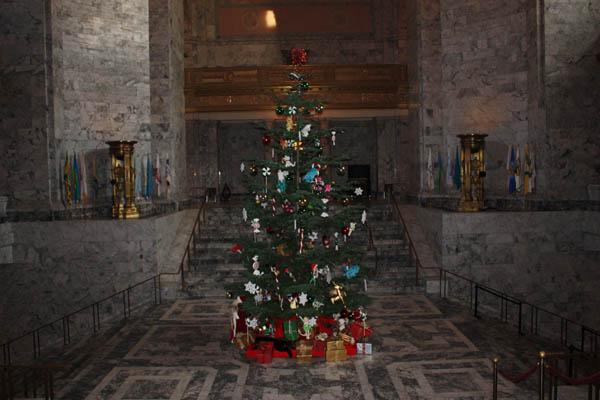 Holiday tree all decorated