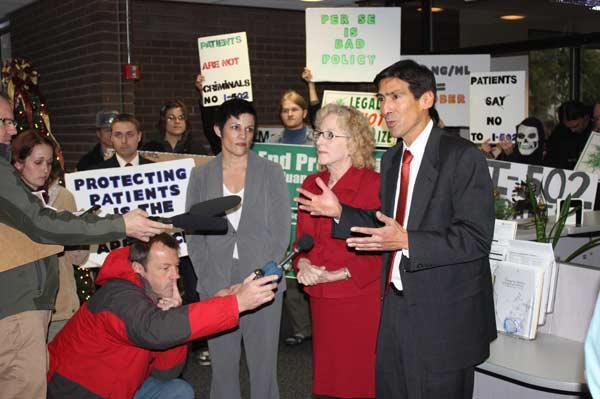 I-502-petitions-delivered-004