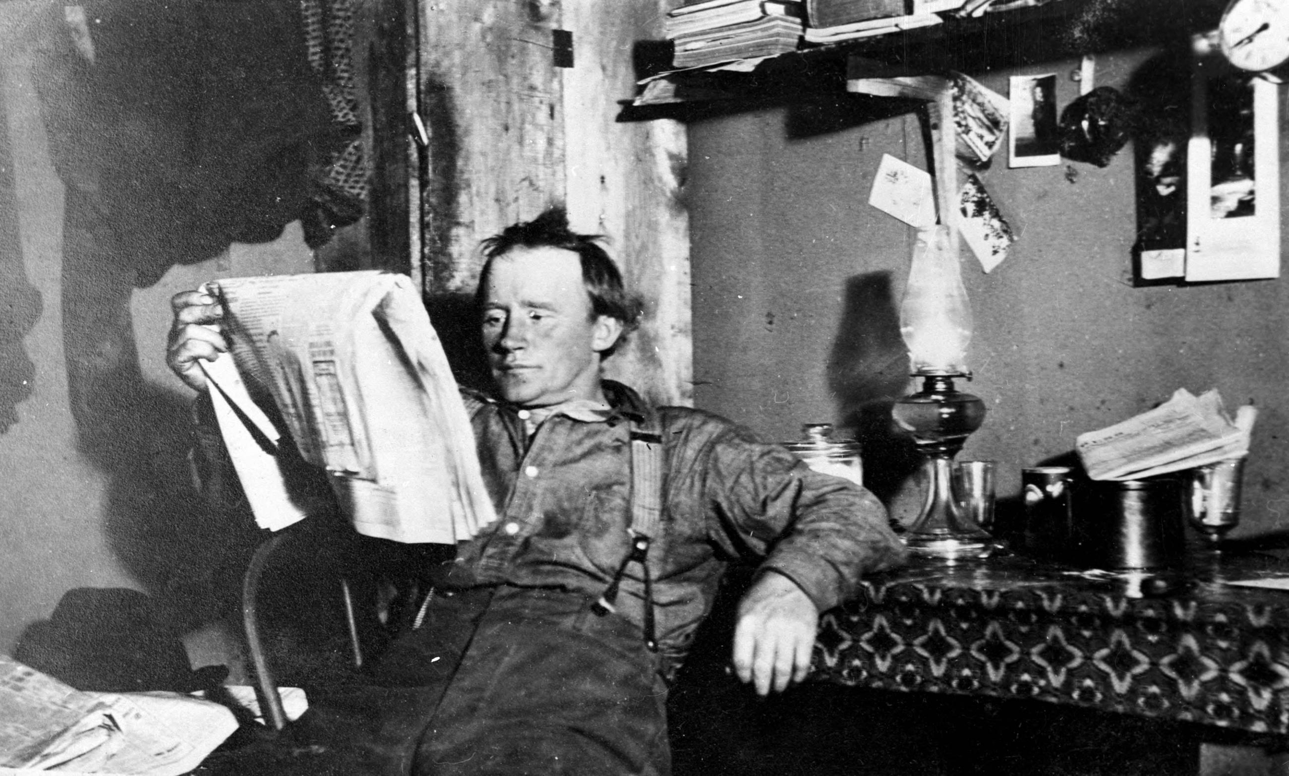 Man_Reading_Newspaper_BertKelloggCollection man_reading_newspaper_bertkelloggcollection