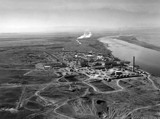 1200px-Hanford_N_Reactor_adjusted