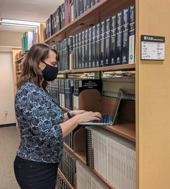 Mary Schaff, Northwest Librarian at Washington State Library, responds to a customer via Ask a Librarian’s Live Chat feature.