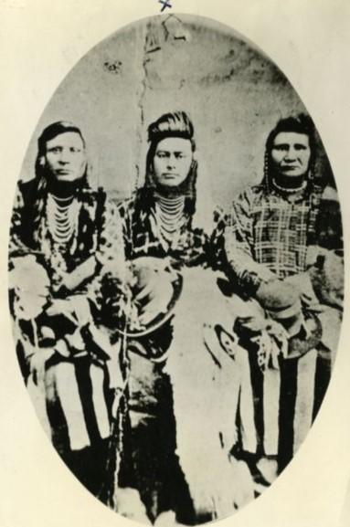 ’álok’at (Chief Alokat), wetyétmes liklíin (Circling Swan), and hiyúum hipáayma (Grizzly Bear in the Middle) (Courtesy of WSU Libraries Digital Collections)