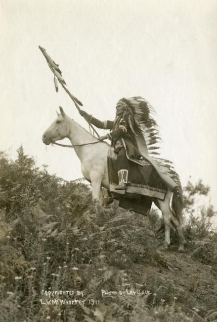 piyopyóot’alikt (Peo Peo Tholekt) on war pony, 1911 (Photo: Washington State University Libraries)